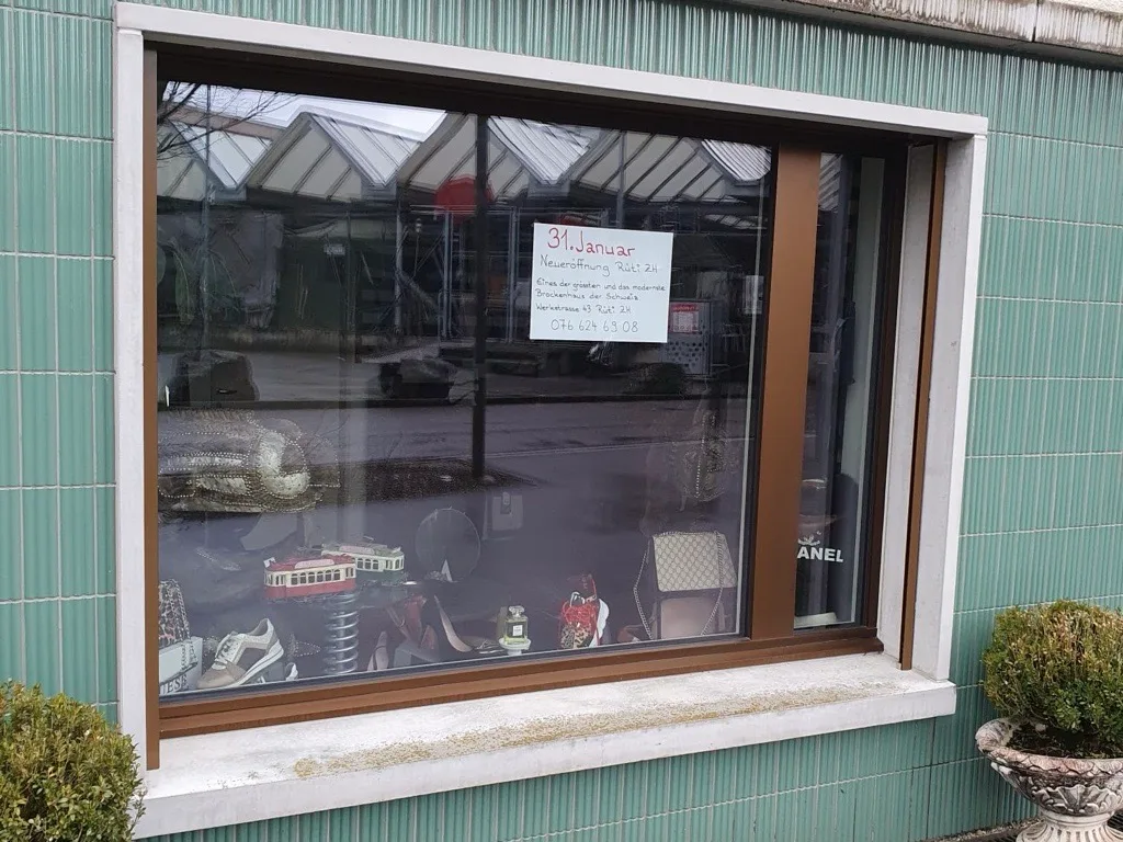 Man sieht ein Schaufenster